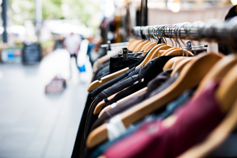 vente-VILLENEUVE LOUBET-min_blur_close_up_focus_hanger_jacket_market_people_rack-1176303