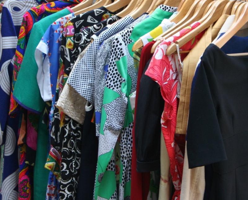 vente-VILLENEUVE LOUBET-min_dresses_apparel_clothing_clothes_clothes_hangers_wooden_hangers_retail_shop_closet-1149845