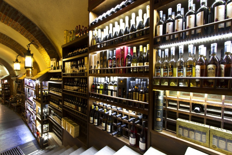 vente-VILLENEUVE LOUBET-min_world_street_travel_shop_canon_georgia_wine_bottles-429767
